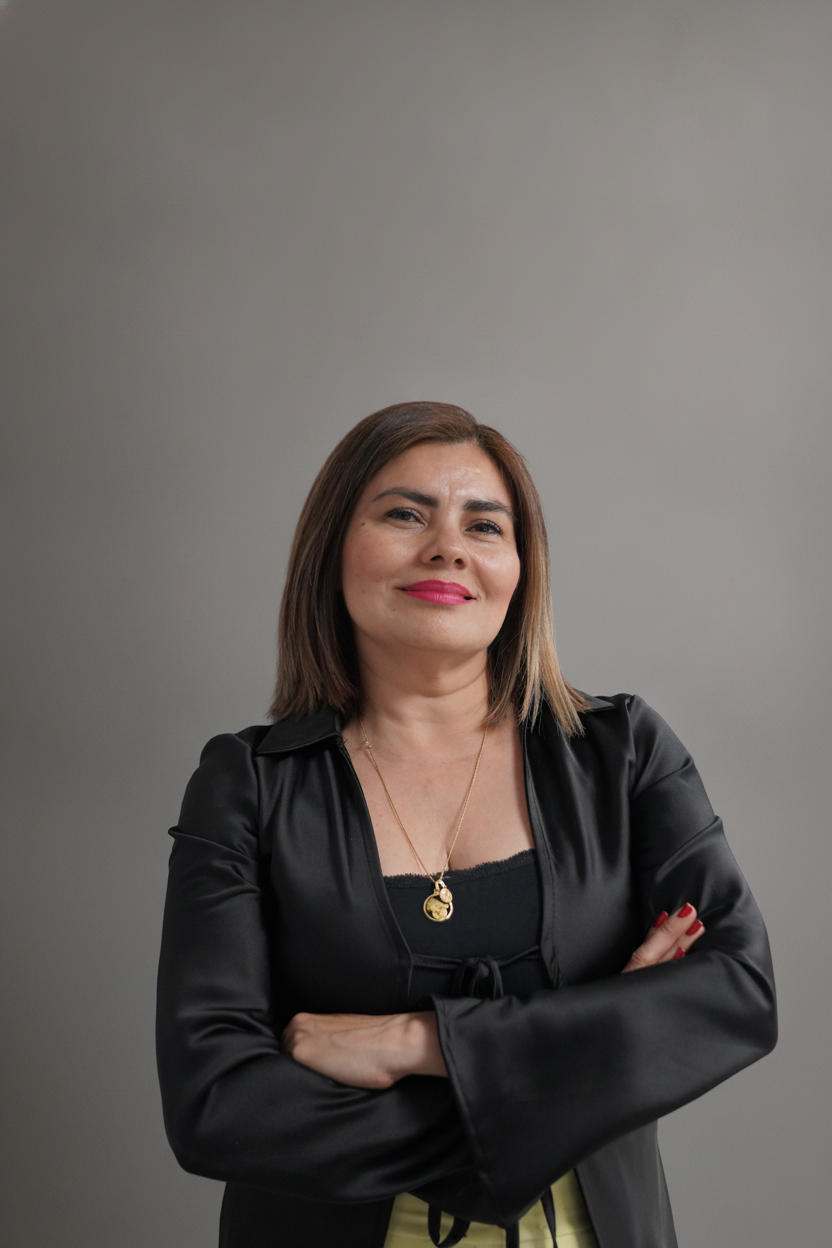 Retrato de Jenny Agudelo, profesional de la belleza en Londres